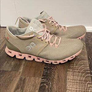On Running On Clouds Women’s size 7 tan and pink